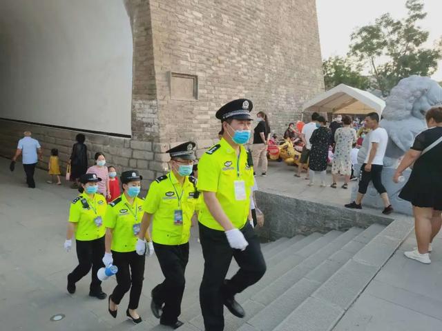 “粽”情游古城 民警护平安